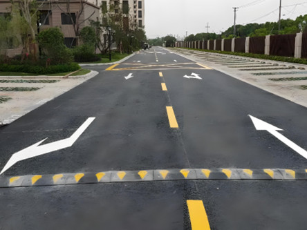 南通小区过道划交通线