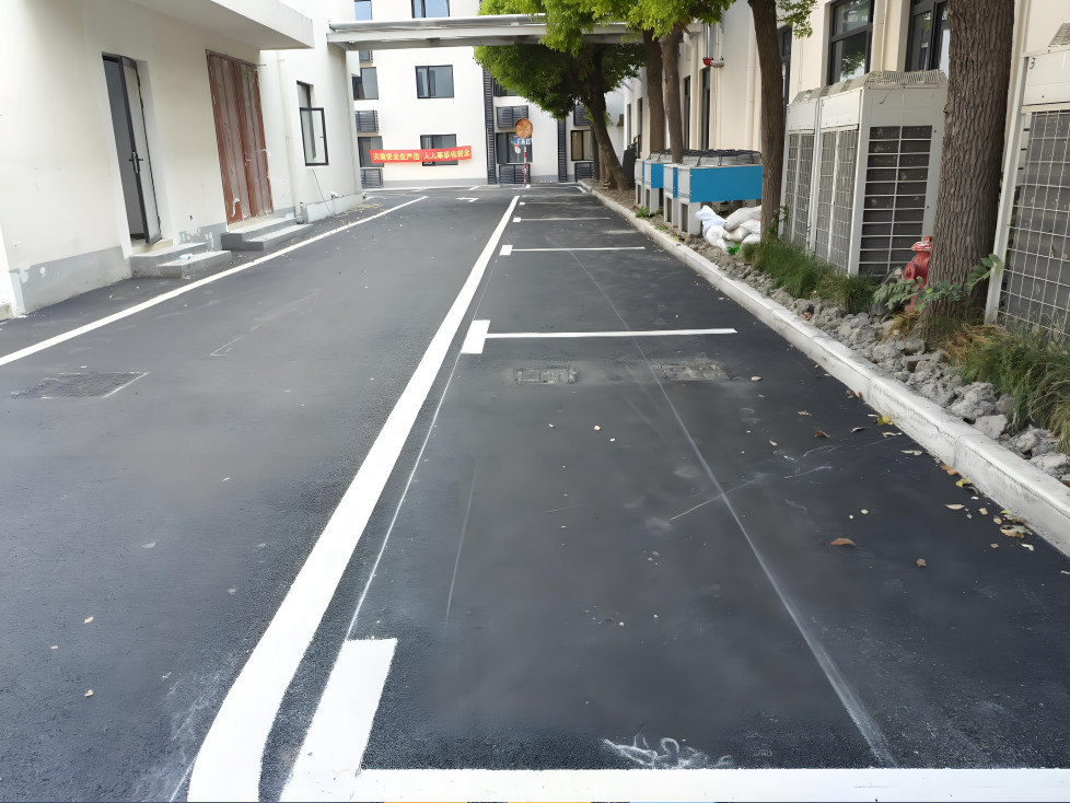 南通园区道路画车位线